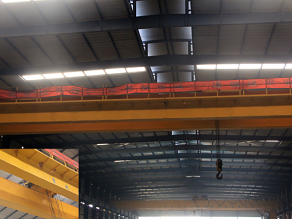 QD型(xing)弔鉤(gou)橋式(shi)起重(zhong)機(ji)